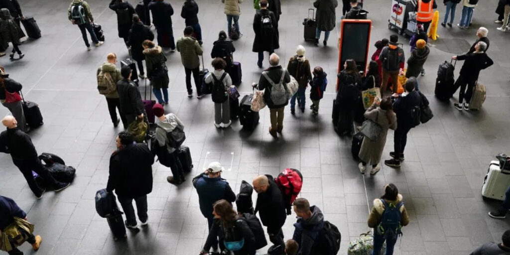 Delays Disrupt Victoria Line Services Across London Delays Disrupt Victoria Line Services Across London