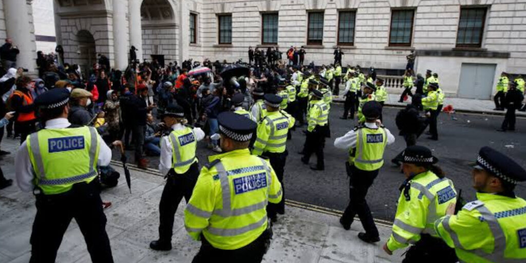 6 Arrested at Quaker Meeting on Gaza & Climate 6 Arrested at Quaker Meeting on Gaza & Climate