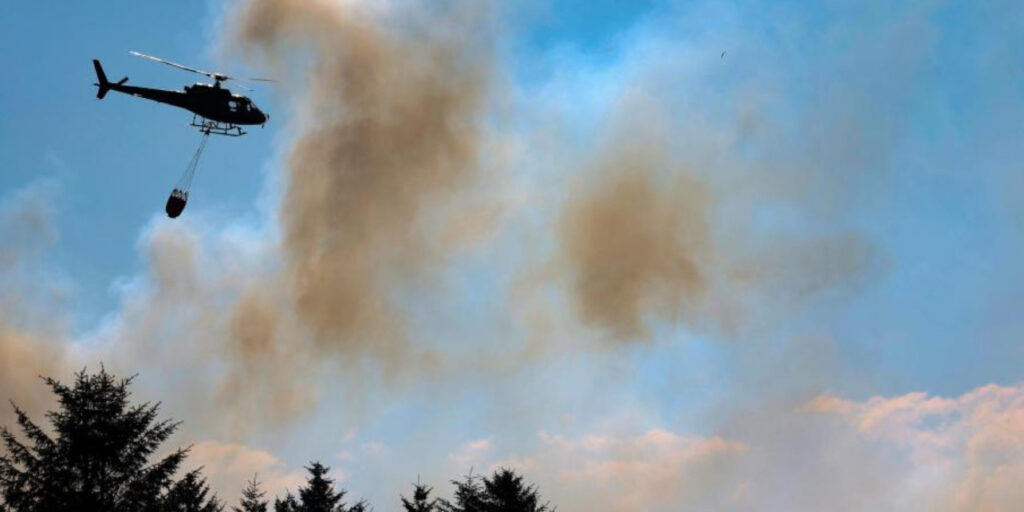 Firefighters & Helicopter Fight Major Scottish Wildfire
