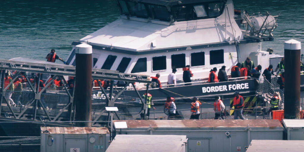 100 Migrants Held in UK After Channel Crossing 